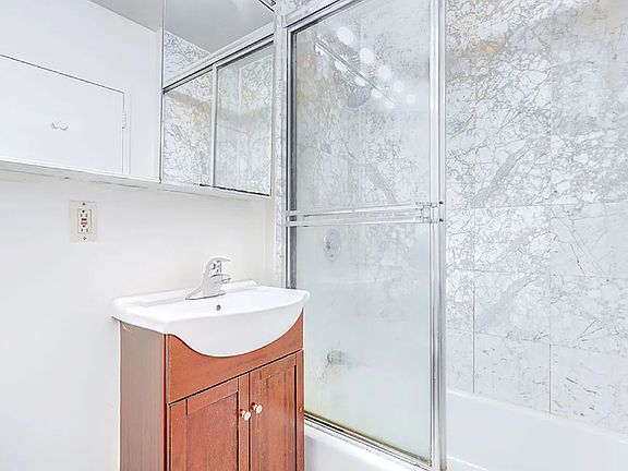 3rd image of 131 E 83rd St APT 5D