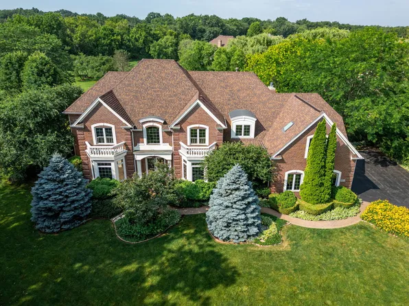 2915 Walnut Manor Ct, Crystal Lake, IL 60012