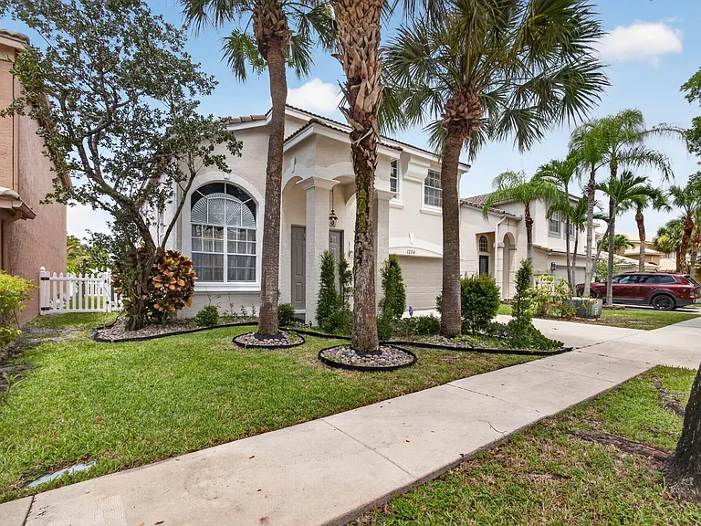 1204 Oakwater Dr — Photo 3