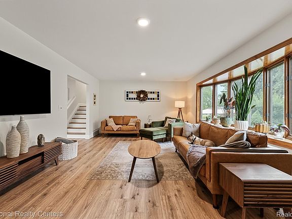 5th image of 216 Birch Hill Dr