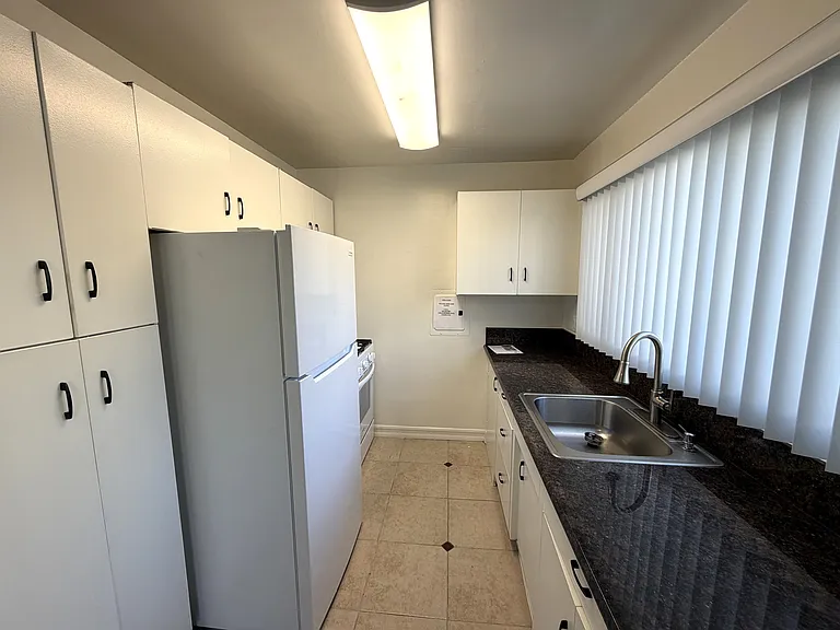 305 California Blvd — Photo 13