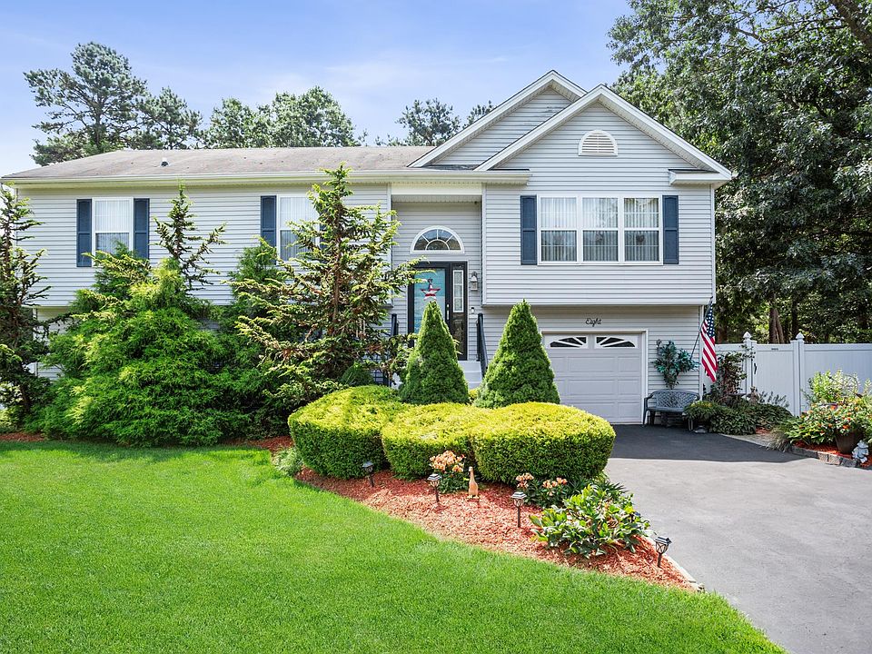 1st image of 8 Beach Plum Ln