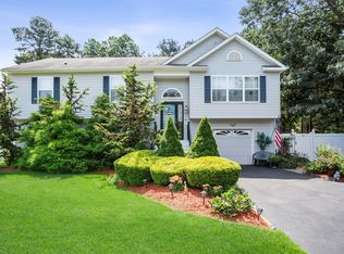 8 Beach Plum Ln, Middle Island, NY 11953