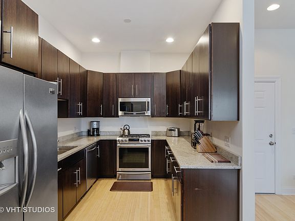 5th image of 2921 W Glenlake Ave APT 4E