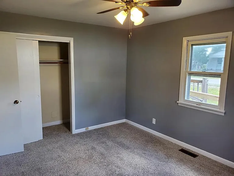 112 W Summitville St — Photo 4