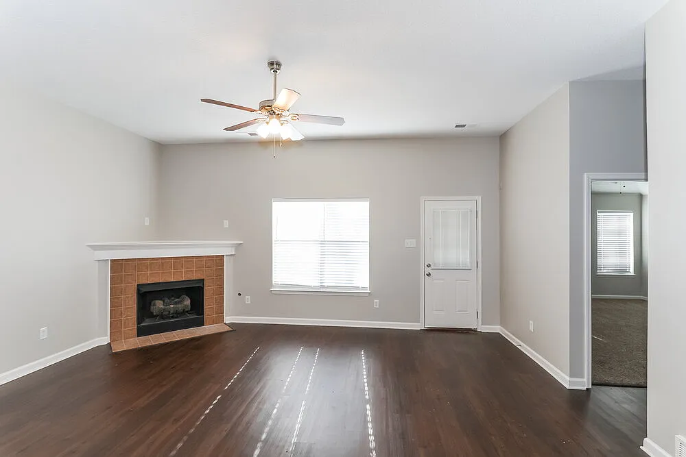 3 bed, 2.5 bath, 2100 sqft, $2,870 — Photo 2