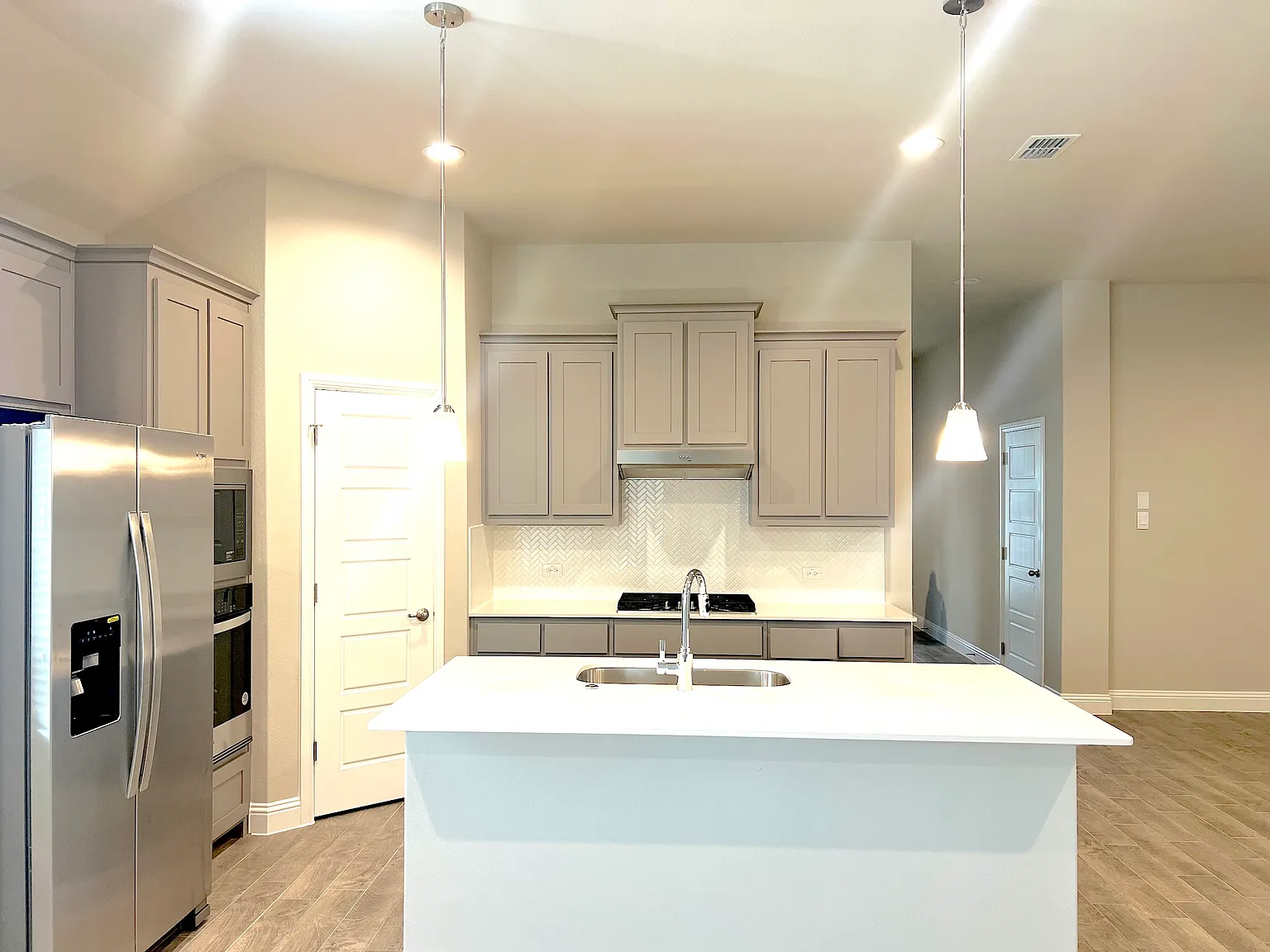5 bed, 2112 sqft, $2,850 — Photo 3