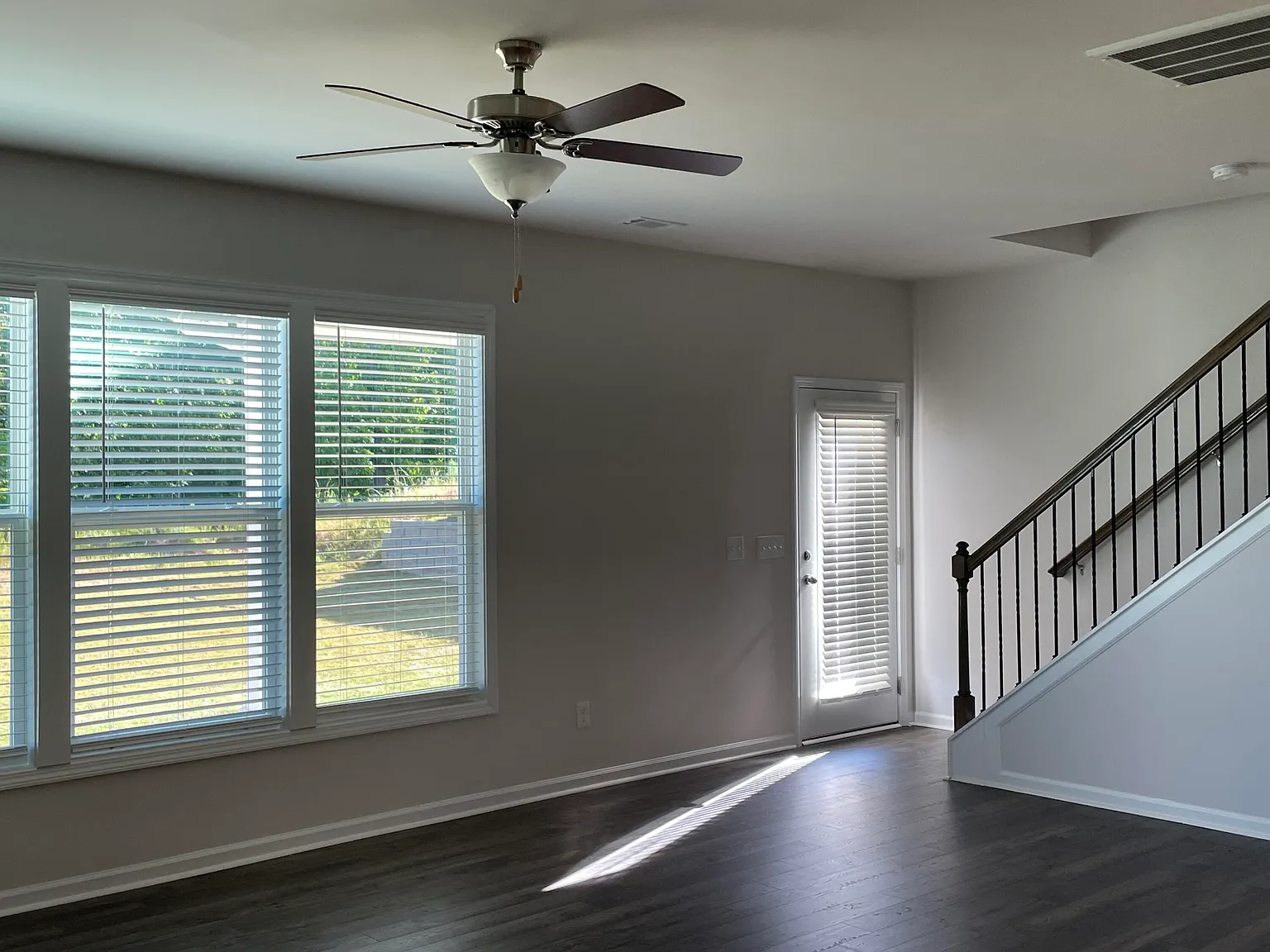 3 bed, 2.5 bath, 2273 sqft, $2,100 — Photo 3