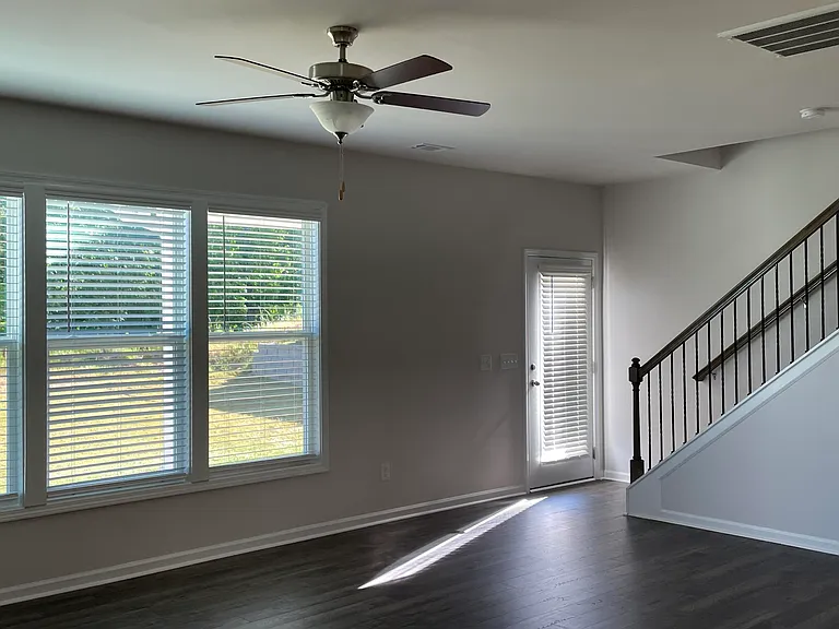 715 Courtland Dr — Photo 3
