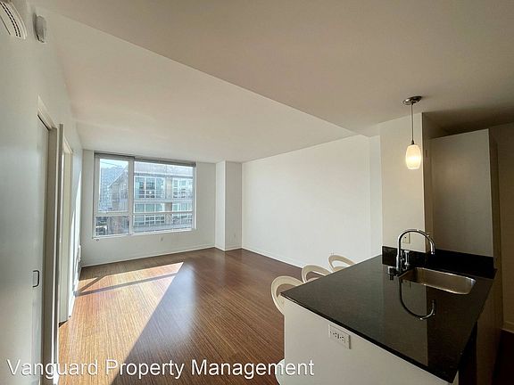 4th image of 300 Berry St Unit 709