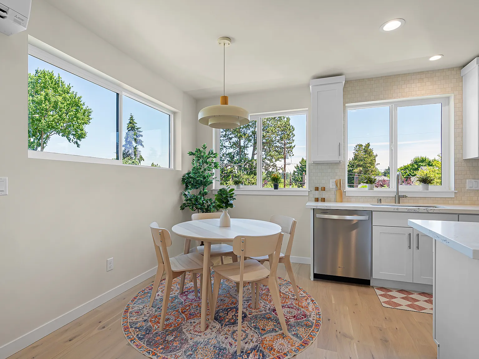 3 bed, 1003 sqft, $4,195 — Photo 3