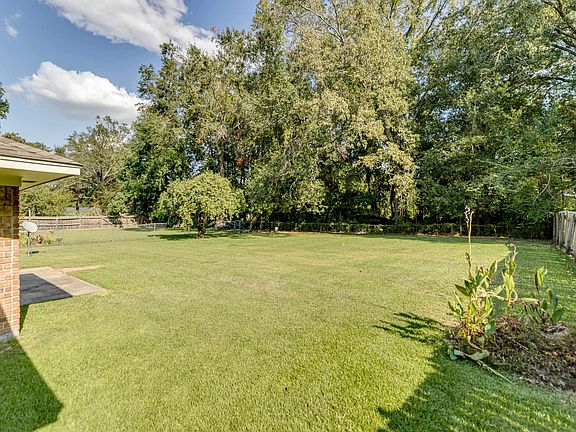 4th image of 412 Somerset Dr