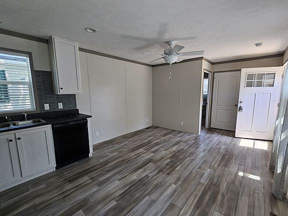 3rd image of 2416 Catalpa St #105