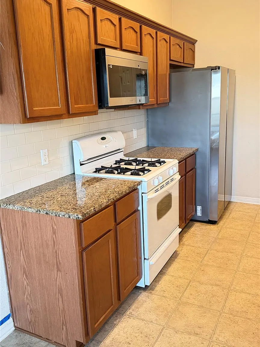 3 bed, 2.0 bath, 1623 sqft, $1,900 — Photo 4