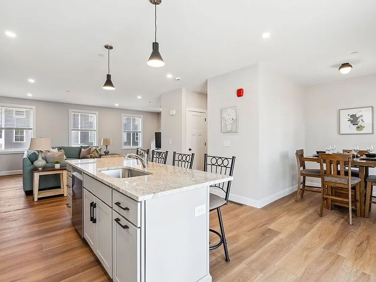 Bayberry Commons- 3 Bedroom 2.5 Bath Townhomes with 2 Car Garage — Photo 5