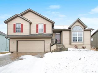 621 E Hawthorn St, Gardner, KS 66030