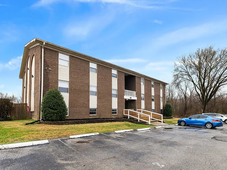 4115 Glen Hill Manor #11, Louisville, KY 40272. Large 2 BR, 1 BA apartment!
