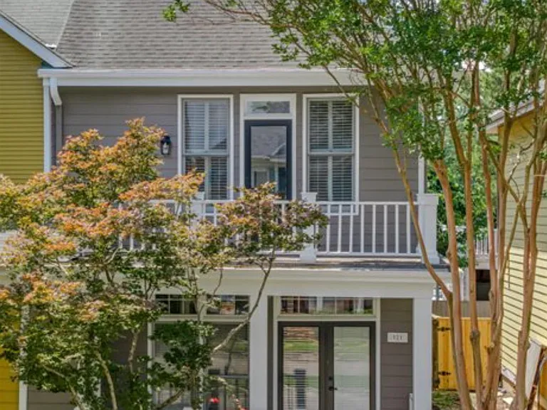 921 Harbor View Dr — Photo 1