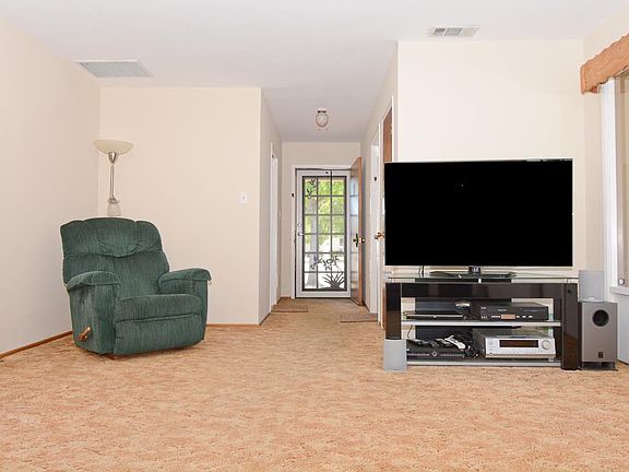 4th image of 1465 Hillsdale Ave
