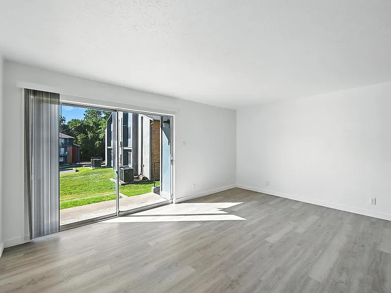 South Crest Apartments: All Bills Paid -Dazzling Dallas Apartments in Quiet Area! — Photo 92