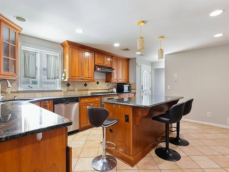 12-22 Sumner Pl — Photo 4