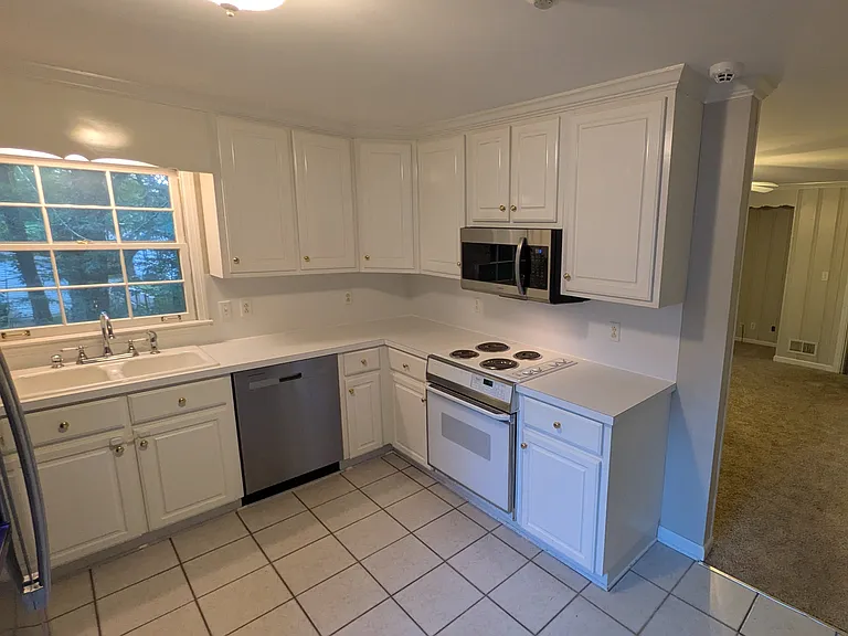 994 Oak Grove Rd — Photo 6