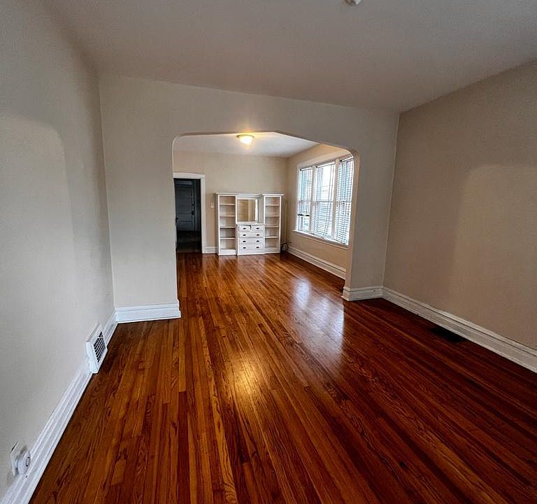 1st image of 3615 N Leavitt St #2