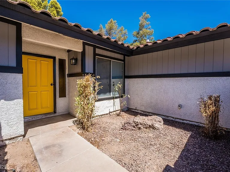 7439 Trudy Ln — Photo 4