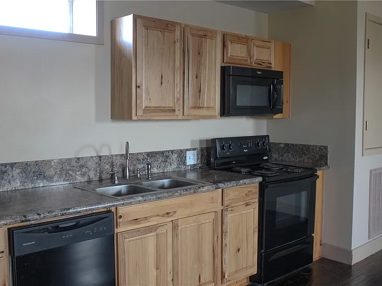 100 E Buck St #B — Photo 17
