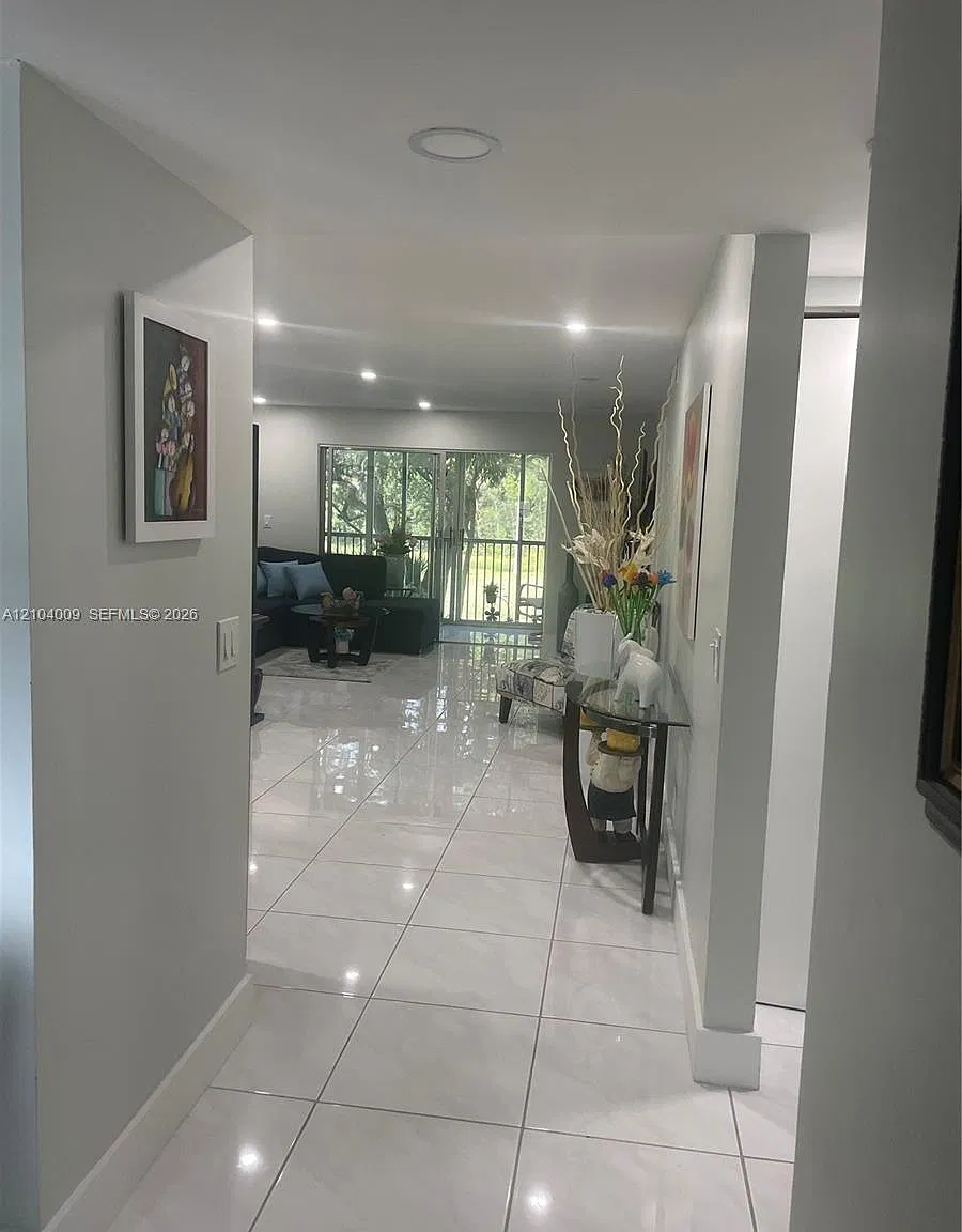 Cambridge At Century Vill — Photo 3