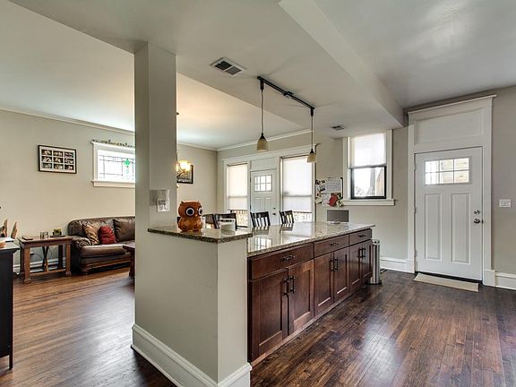 4th image of 1050 W Ardmore Ave #1