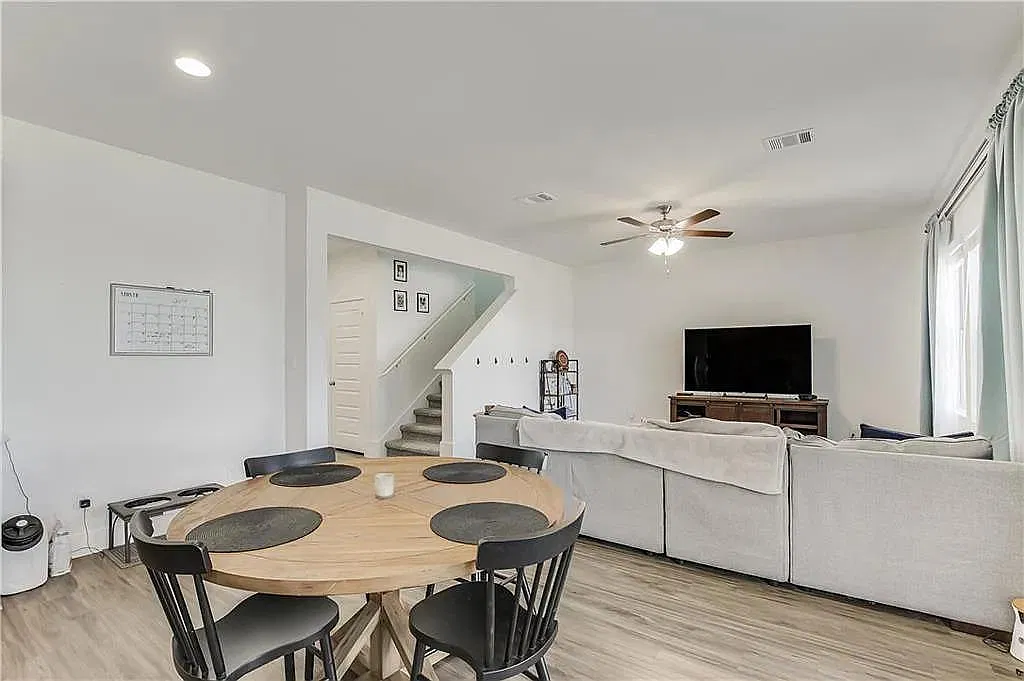 3 bed, 2.5 bath, 2078 sqft, $2,600 — Photo 4
