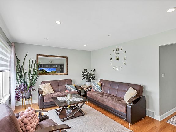 4th image of 7008 W Montrose Ave