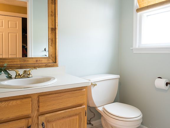 1st floor 1/2ba off kitchen