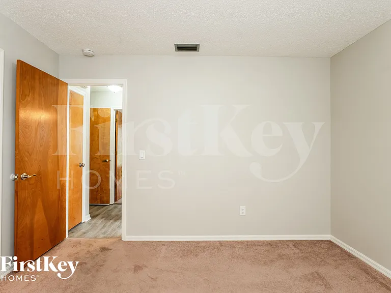 913 Sylvia Dr — Photo 16