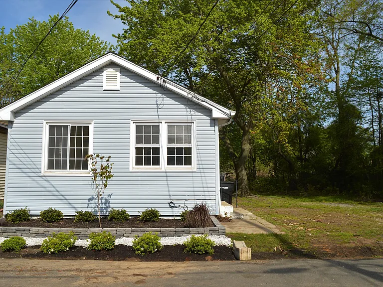 186 S Park Ave — Photo 2