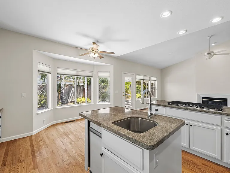 560 Diana Ave — Photo 21