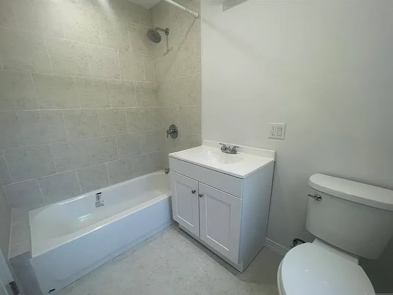 298 Farrant Ter — Photo 7
