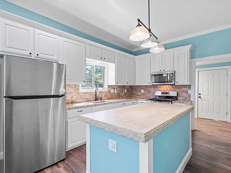 2212 Clay Ave — Photo 3
