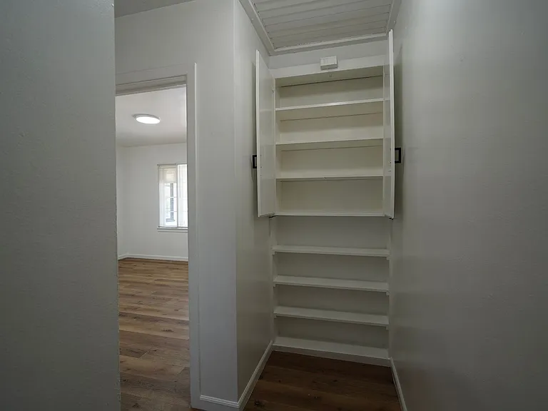 604 W 10th St — Photo 35