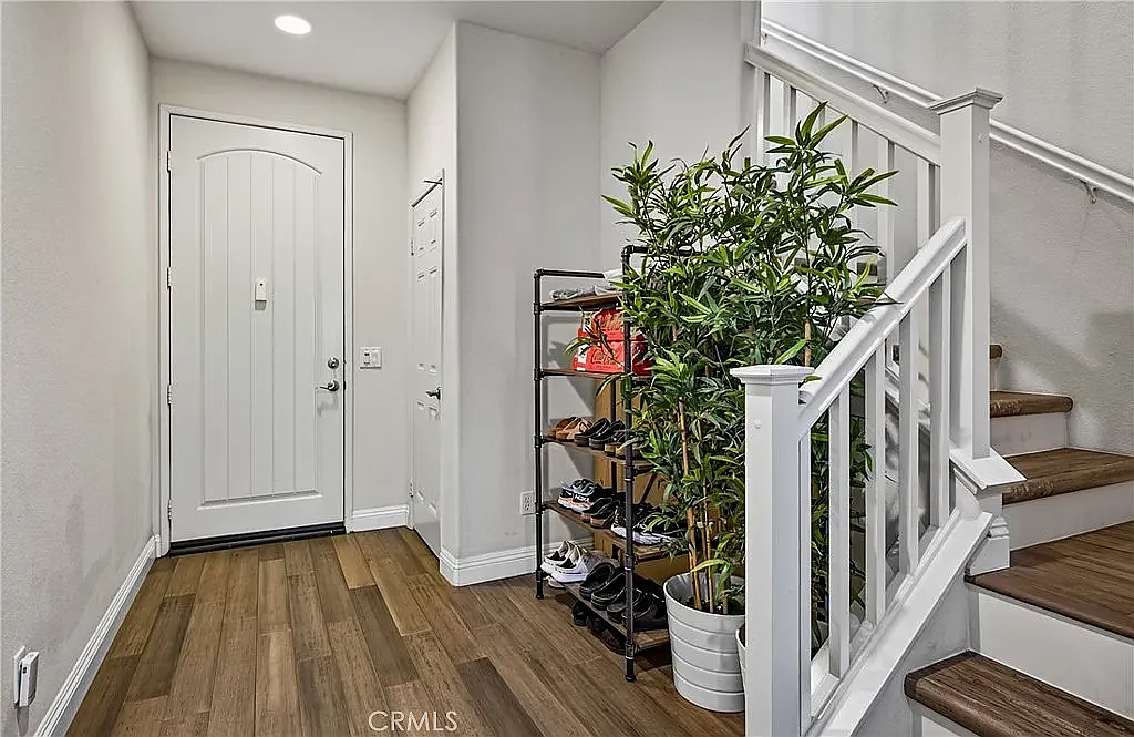 3 bed, 2.5 bath, 2348 sqft, $3,100 — Photo 2