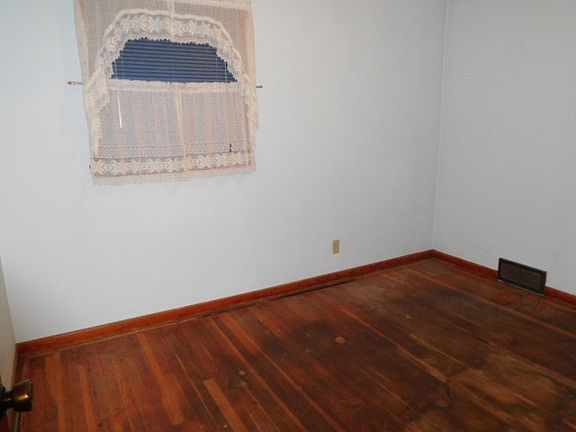 5th image of 2411 Paradise Blvd