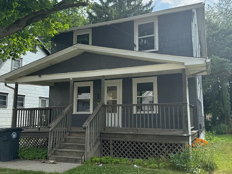 913 Dayton St — Photo 1