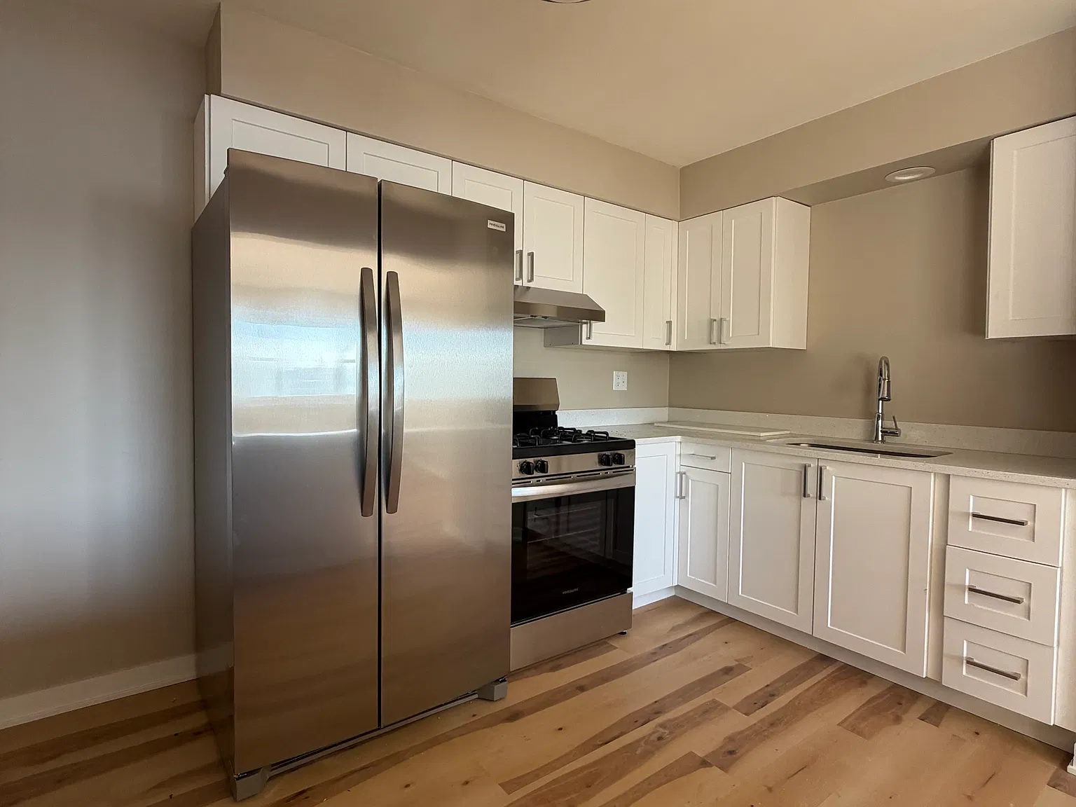 2 bed, 850 sqft, $1,575 — Photo 2