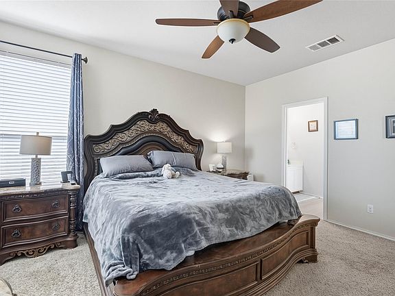 4th image of 381 Bloomsbury Dr
