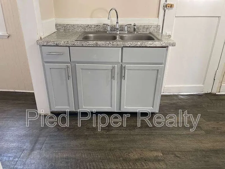 320 W Clark St — Photo 7