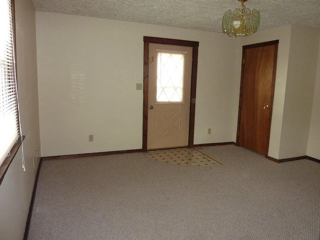 8 Main St photo 1