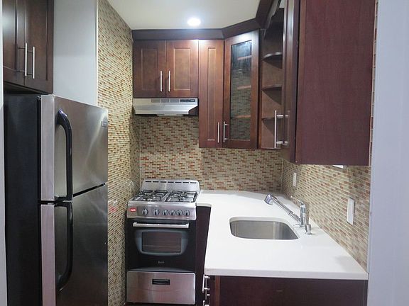 2nd image of 445 Bainbridge St #1L