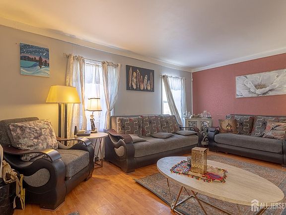 4th image of 48 Locust St