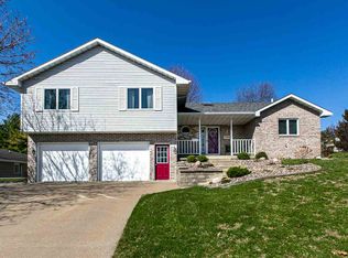 2105 Bunker Hill Rd, Dubuque, IA 52001